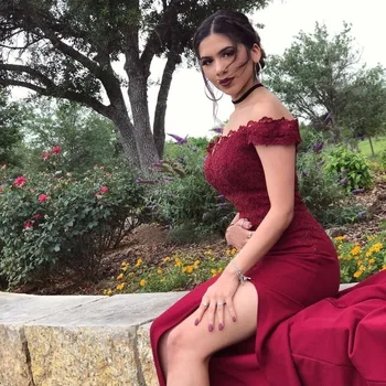 Tamsiai Raudona Undinėlės Bridesmaid Dresses 2019 Off Peties Aukštos Padalinta Nėrinių Aplikacijos Oficialią Chalatai vestido longo